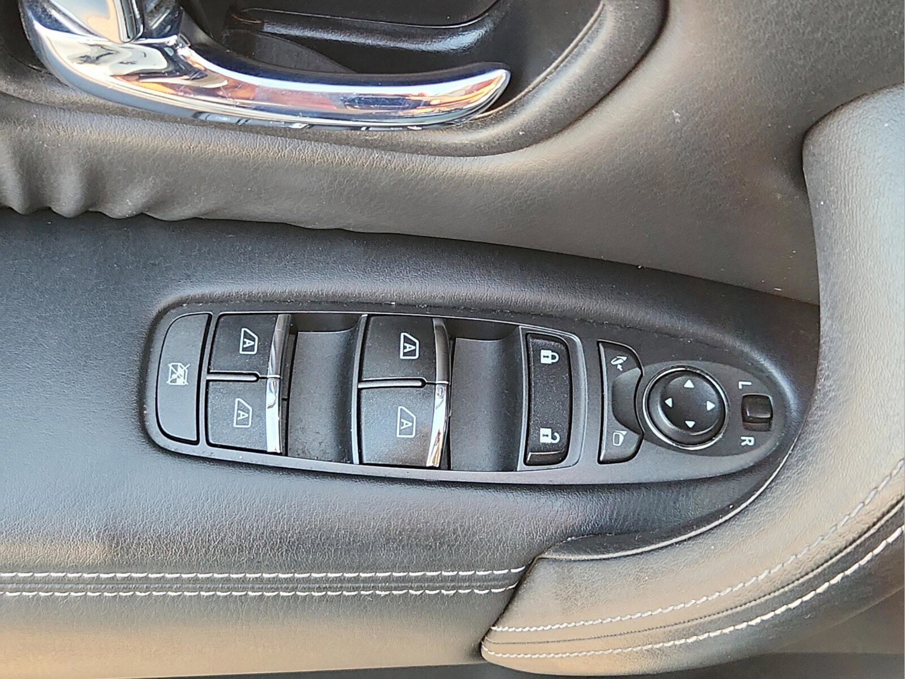 Used 2018 Nissan Armada SL image 26