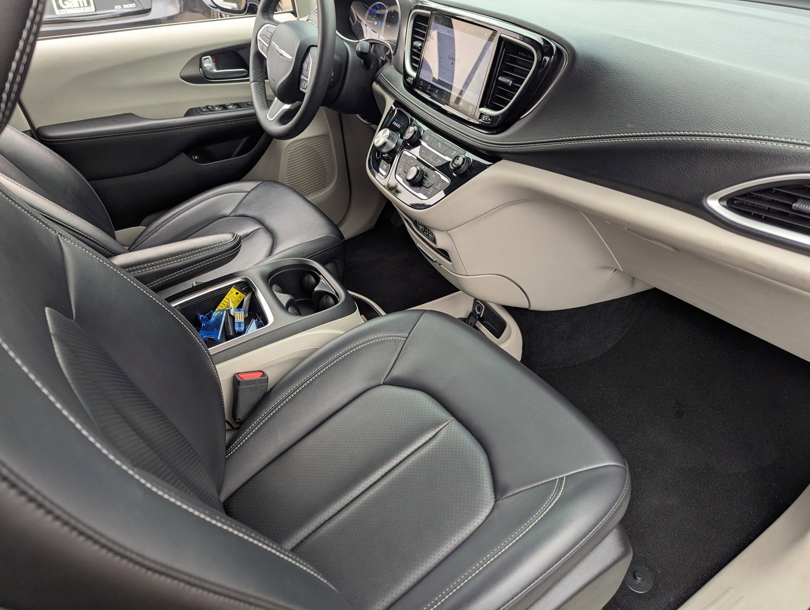 Used 2024 Chrysler Pacifica Select image 13