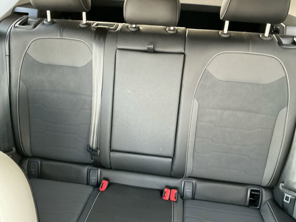 Used 2025 Volkswagen Taos SE w/ Panoramic Sunroof Package image 13