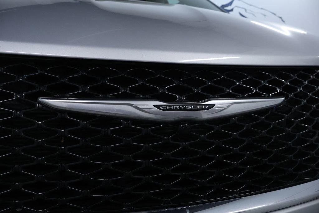 Used 2024 Chrysler Pacifica Touring-L image 9