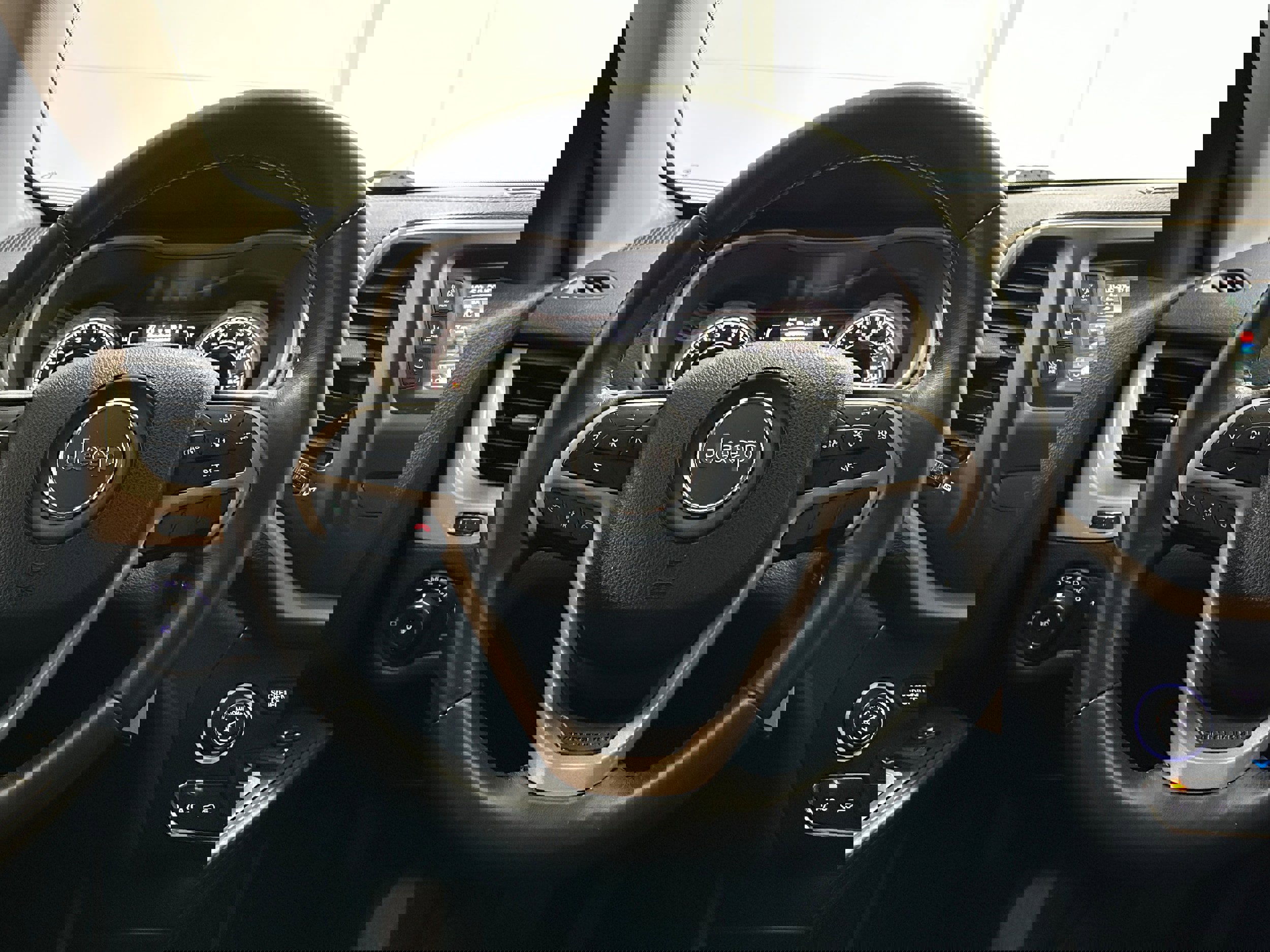 Used 2015 Jeep Cherokee Latitude w/ Cold Weather Group AWD/4WD image 13