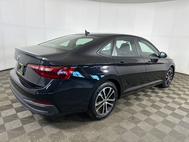 Used 2023 Volkswagen Jetta Sport image 3
