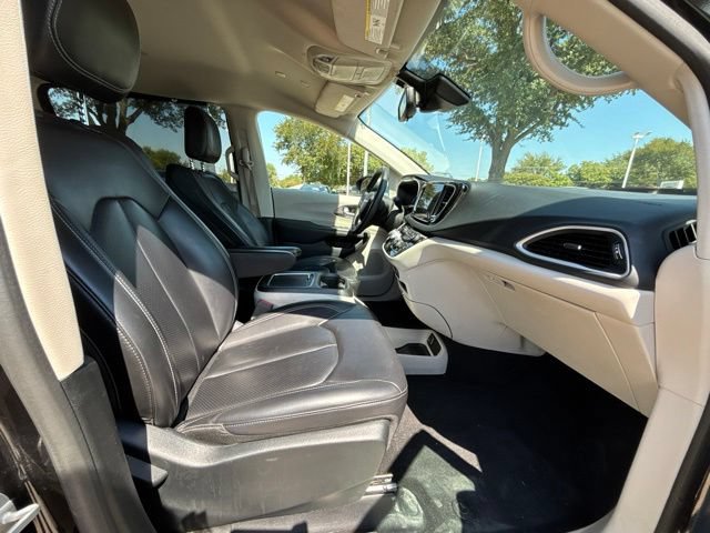 Used 2023 Chrysler Pacifica Touring-L FWD image 10