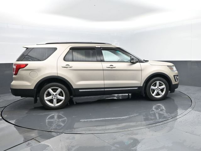 Used 2017 Ford Explorer XLT w/ Equipment Group 202A AWD/4WD image 4