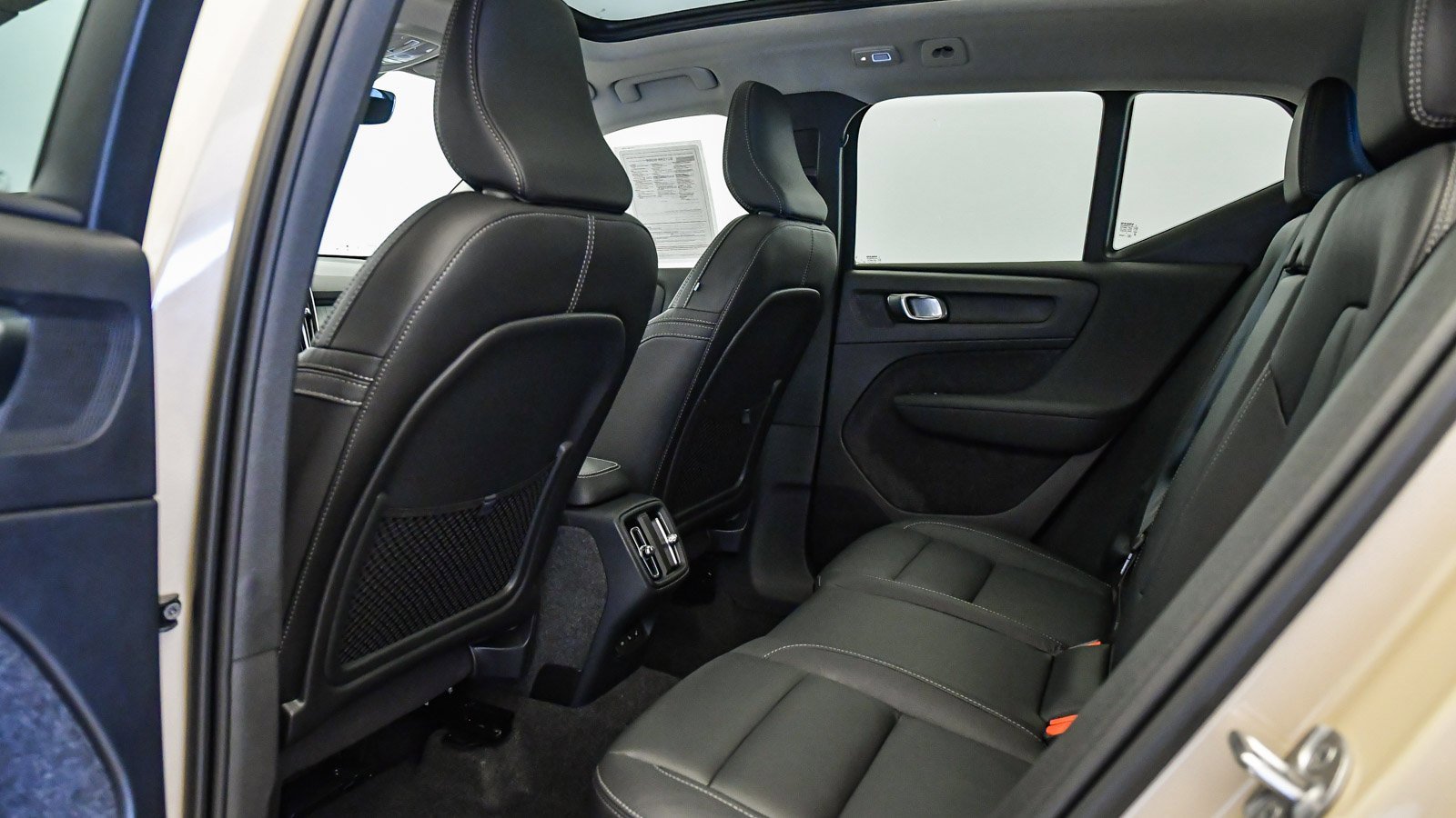 Certified 2025 Volvo XC40 B5 Plus w/ Climate Package image 22