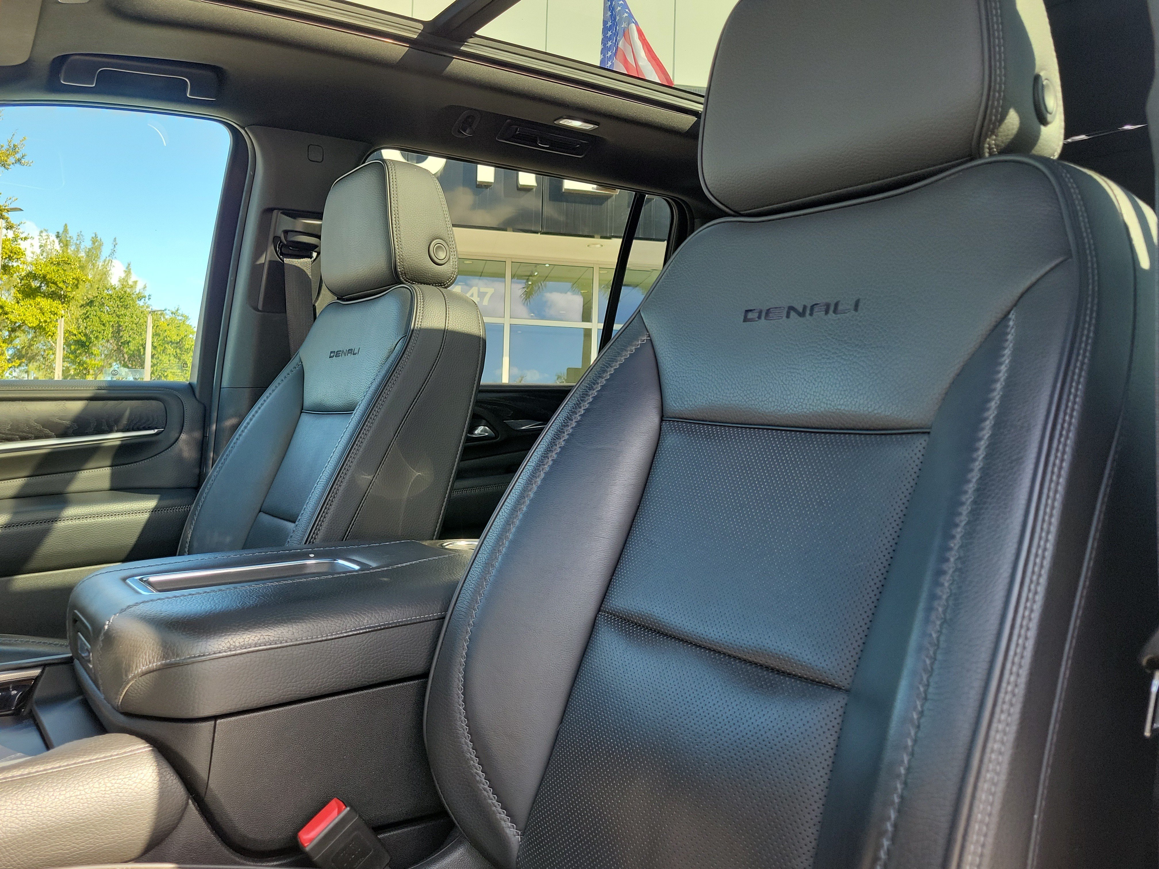 Used 2021 GMC Yukon XL Denali w/ Denali Premium Package RWD image 14