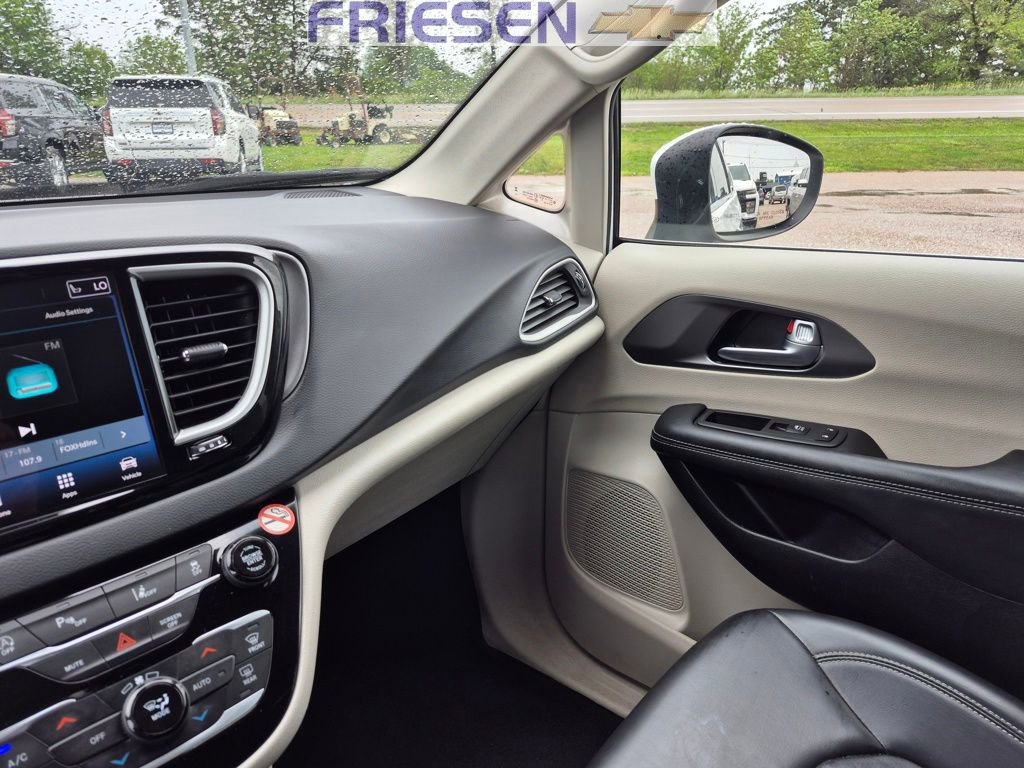Used 2023 Chrysler Pacifica Touring-L image 22