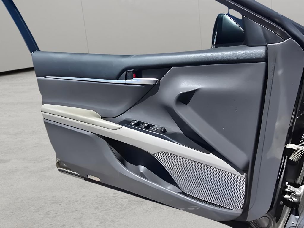 Used 2018 Toyota Camry LE FWD image 14