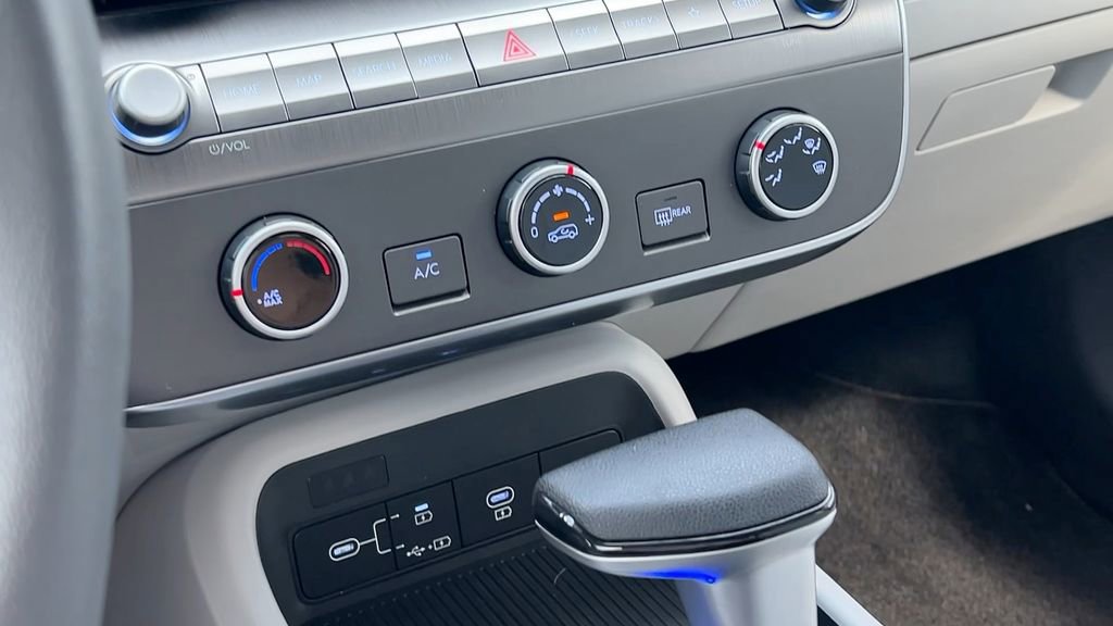 Certified 2025 Hyundai Kona SE image 28