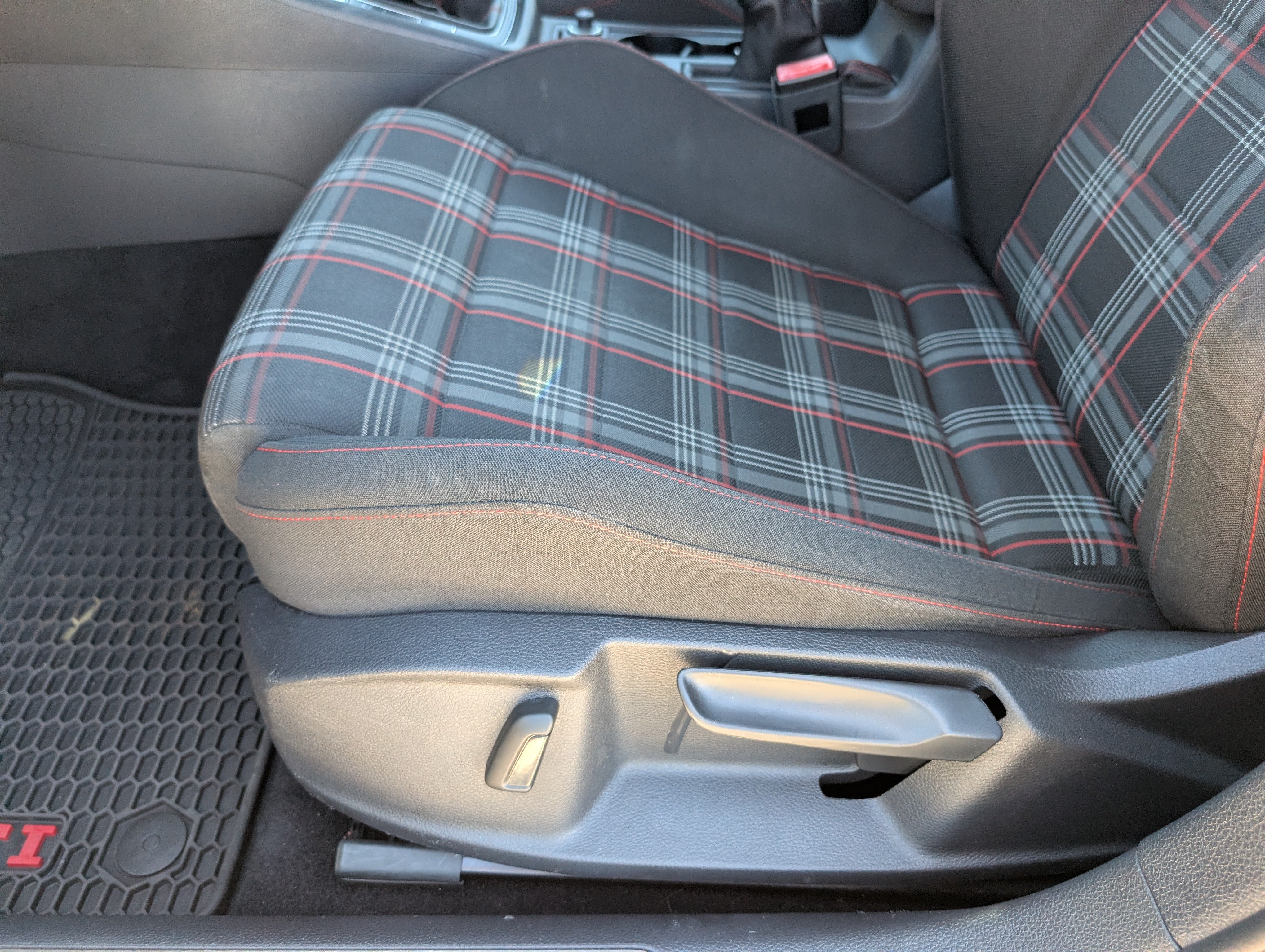 Used 2017 Volkswagen Golf 4-Door FWD image 10