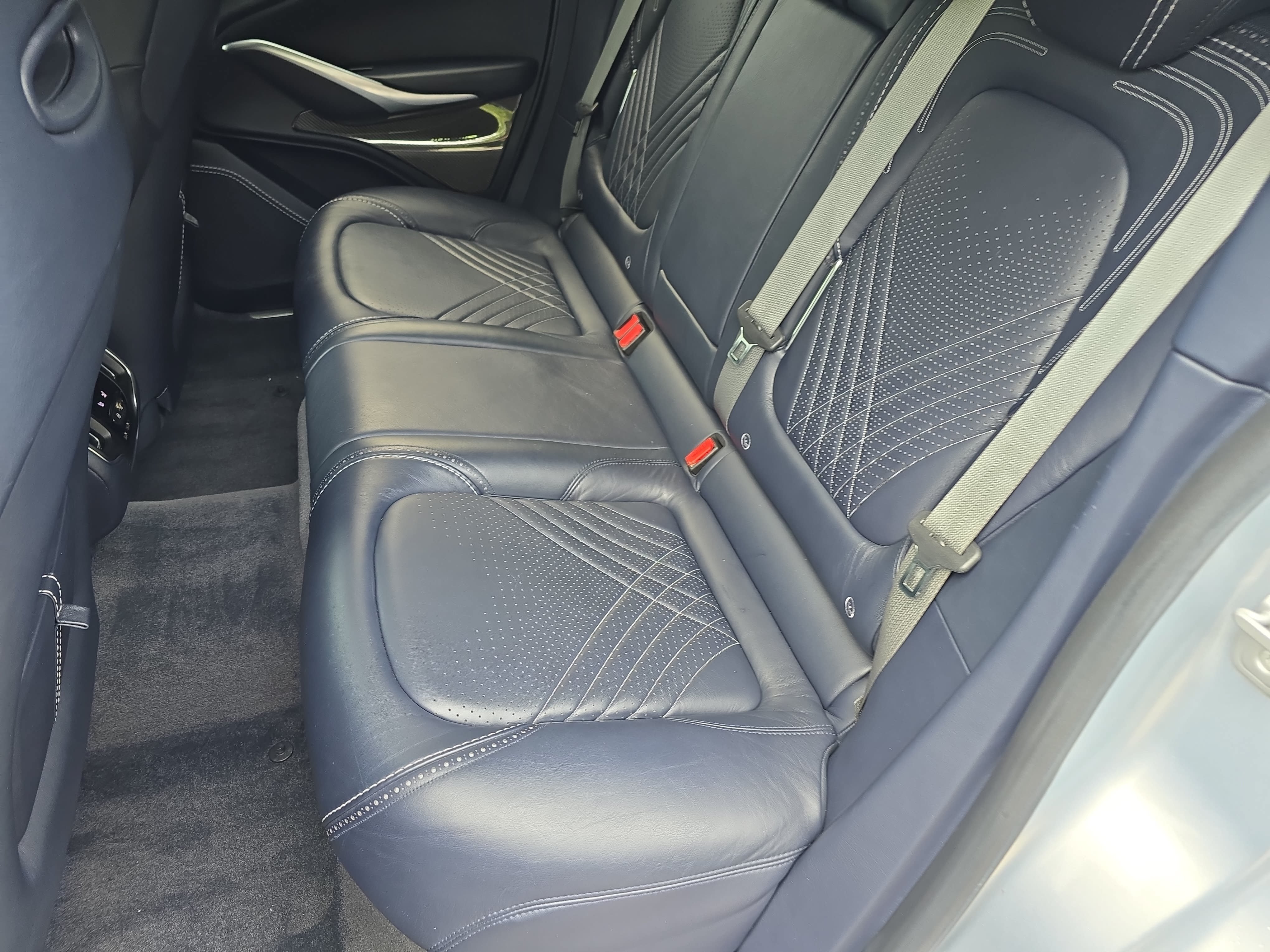 Used 2021 Aston Martin DBX AWD/4WD image 14