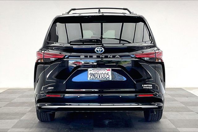 Used 2024 Toyota Sienna Limited image 3