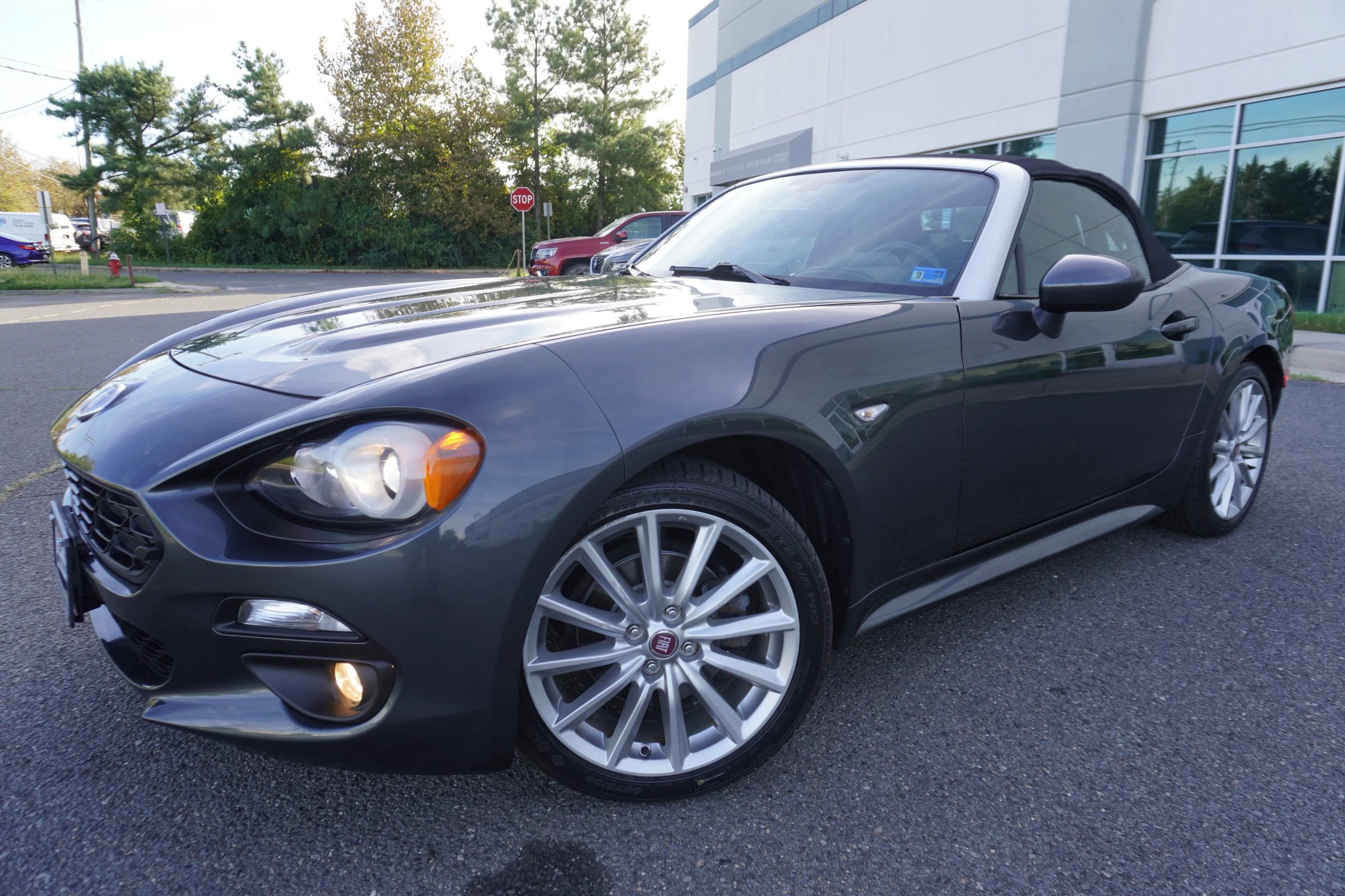 Used 2017 FIAT 124 Spider Lusso RWD image 3