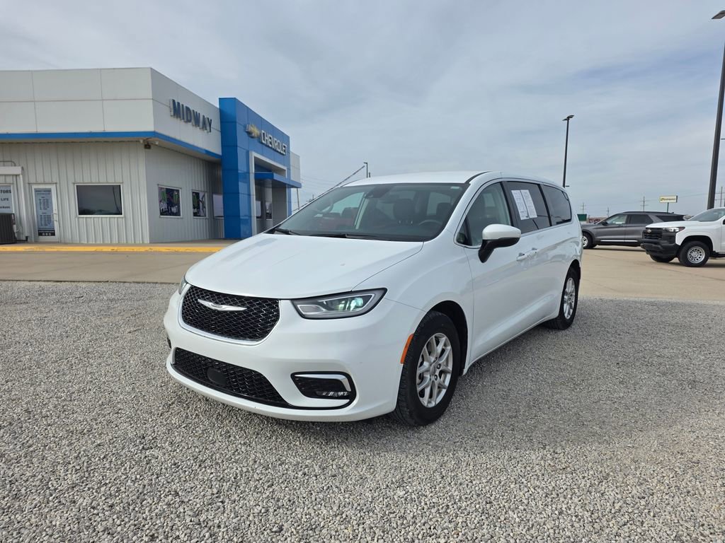 Used 2023 Chrysler Pacifica Touring-L image 7