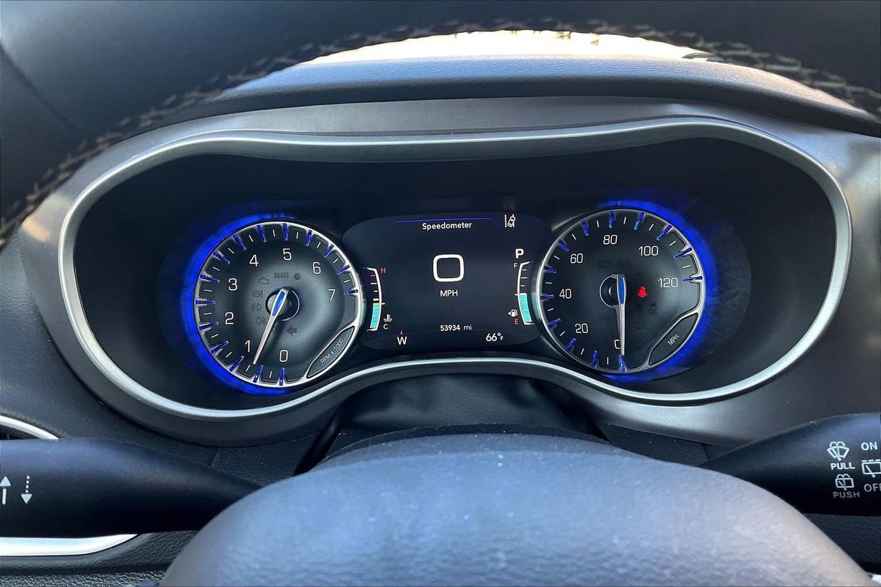 Used 2025 Chrysler Pacifica Select image 11