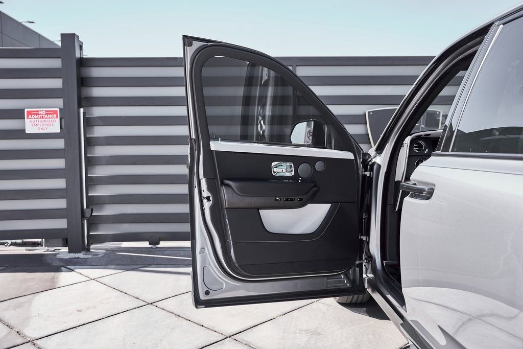 Used 2023 Rolls-Royce Cullinan image 32