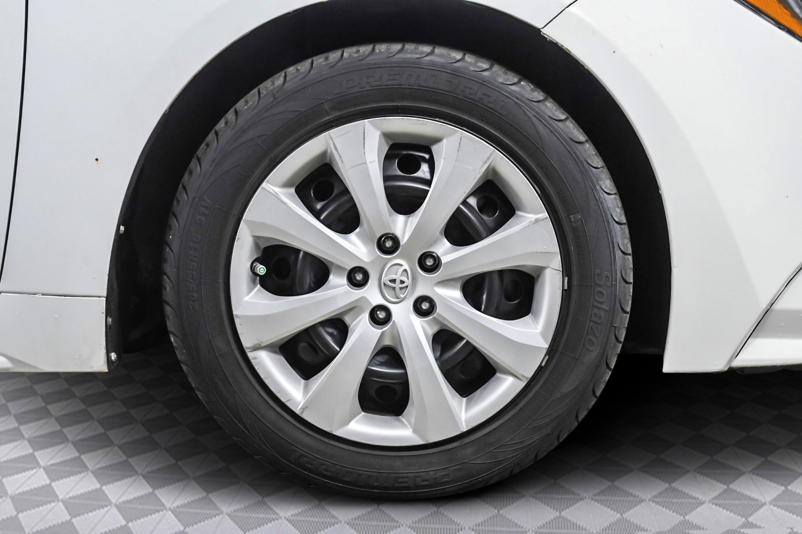 Used 2021 Toyota Corolla LE image 29