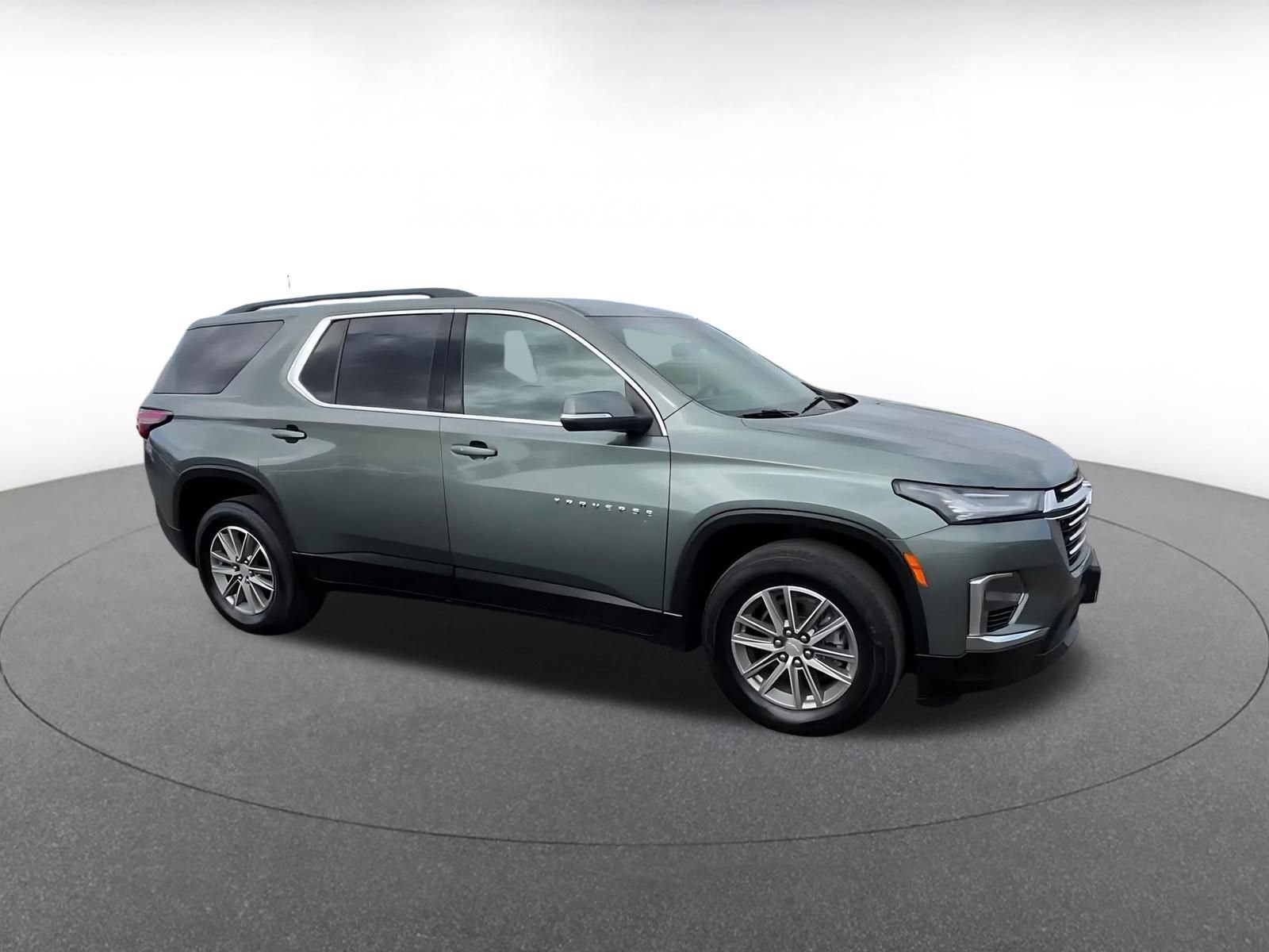 Used 2023 Chevrolet Traverse LT image 2