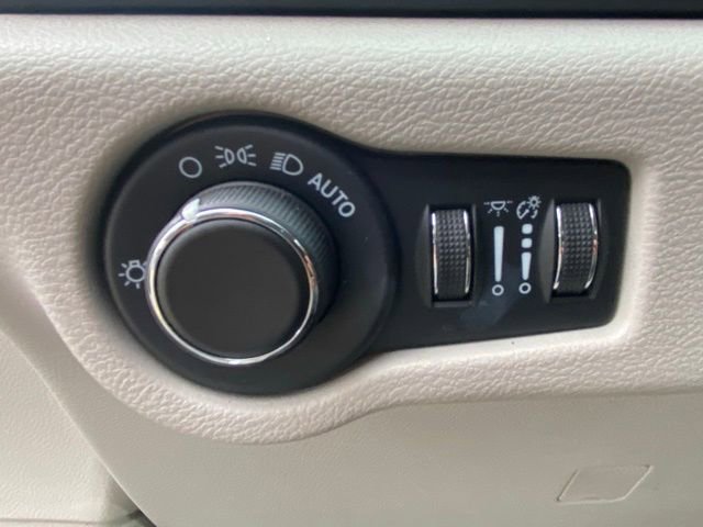 Used 2022 Chrysler Voyager LX FWD image 15