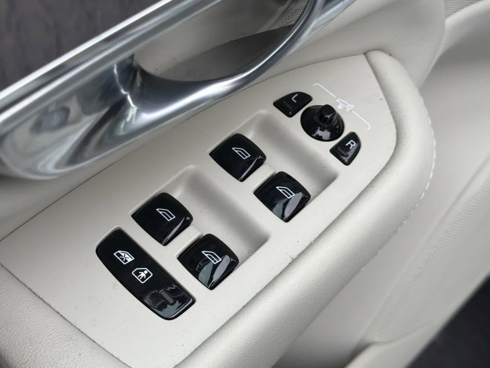 Used 2023 Volvo XC90 B5 Plus w/ Protection Package Premier image 25