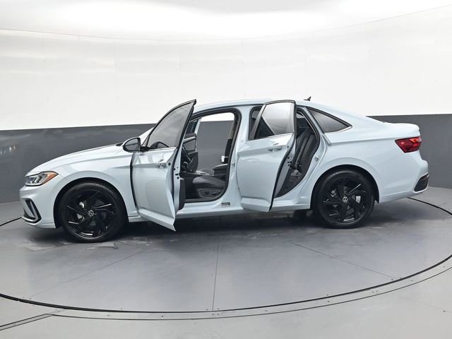 Used 2025 Volkswagen Jetta SE image 36