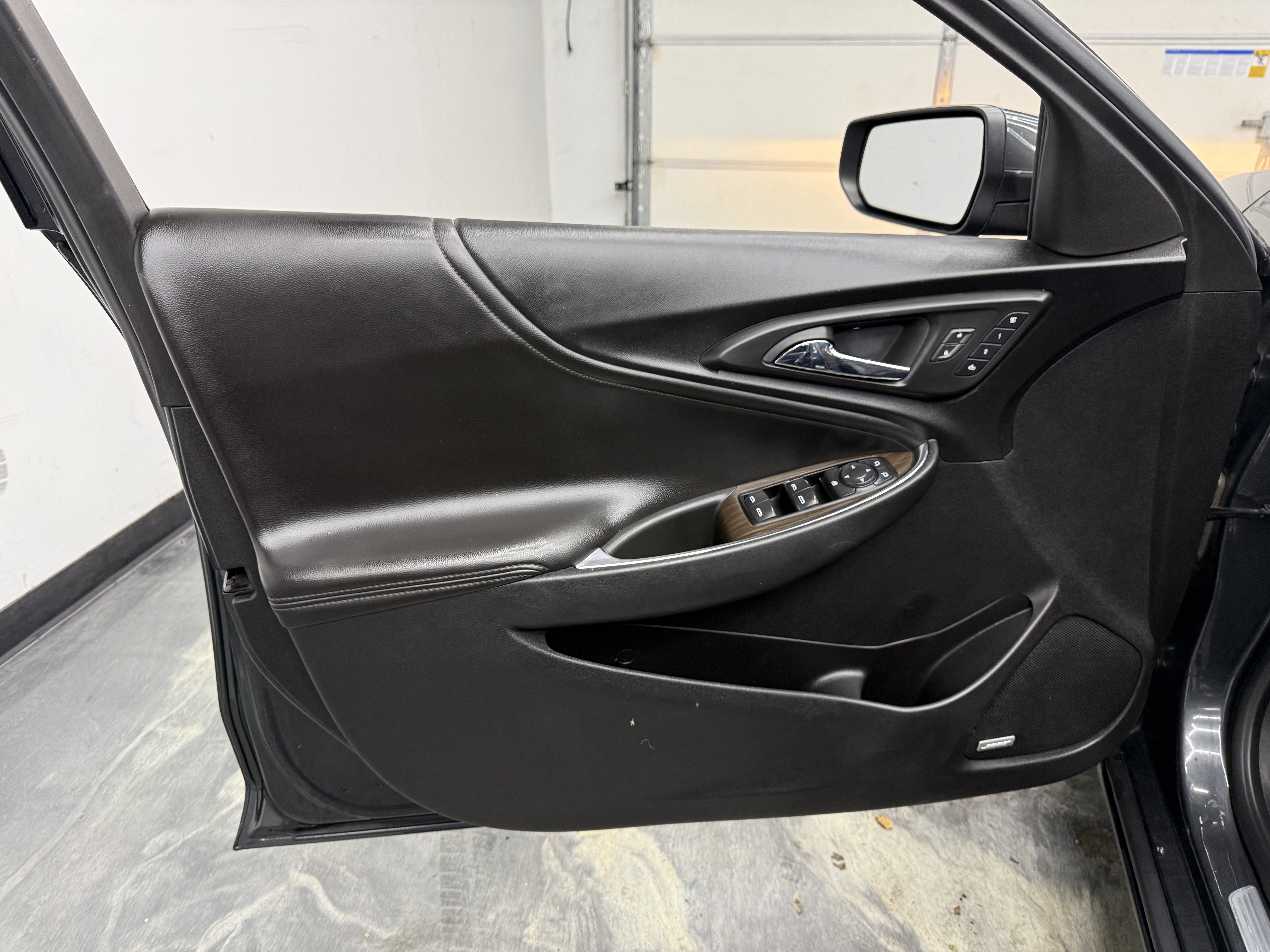 Used 2017 Chevrolet Malibu Premier w/ Premier Sun and Wheel Package FWD image 9
