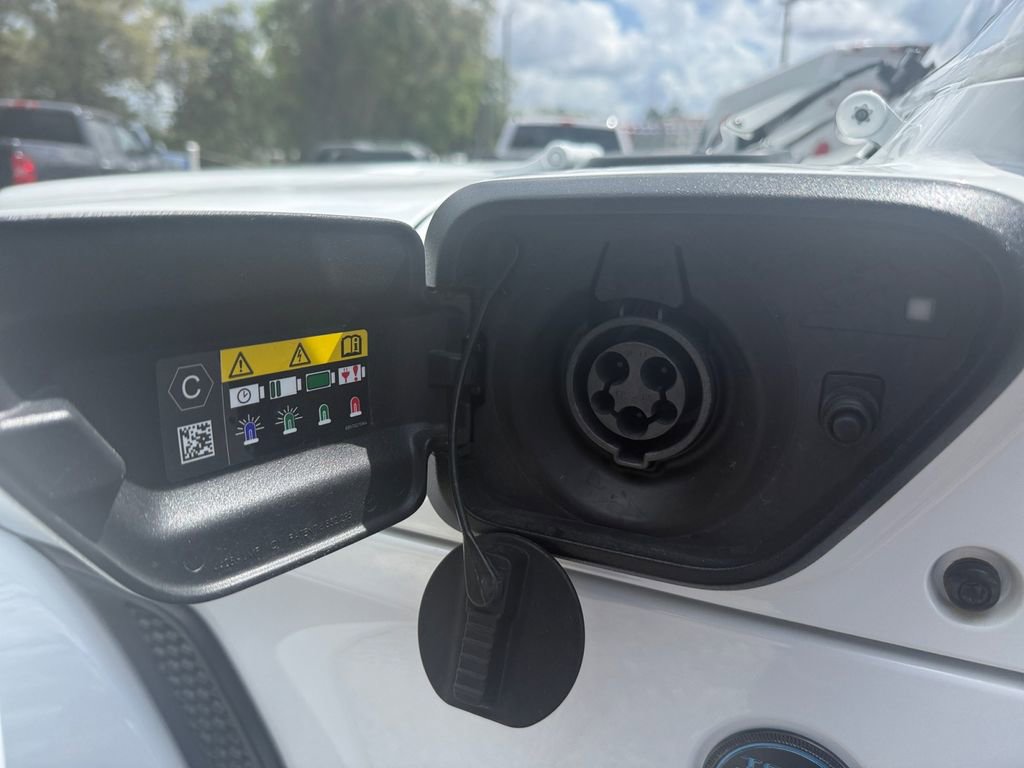 Certified 2025 Jeep Wrangler Unlimited Sahara w/ Safety Group image 17