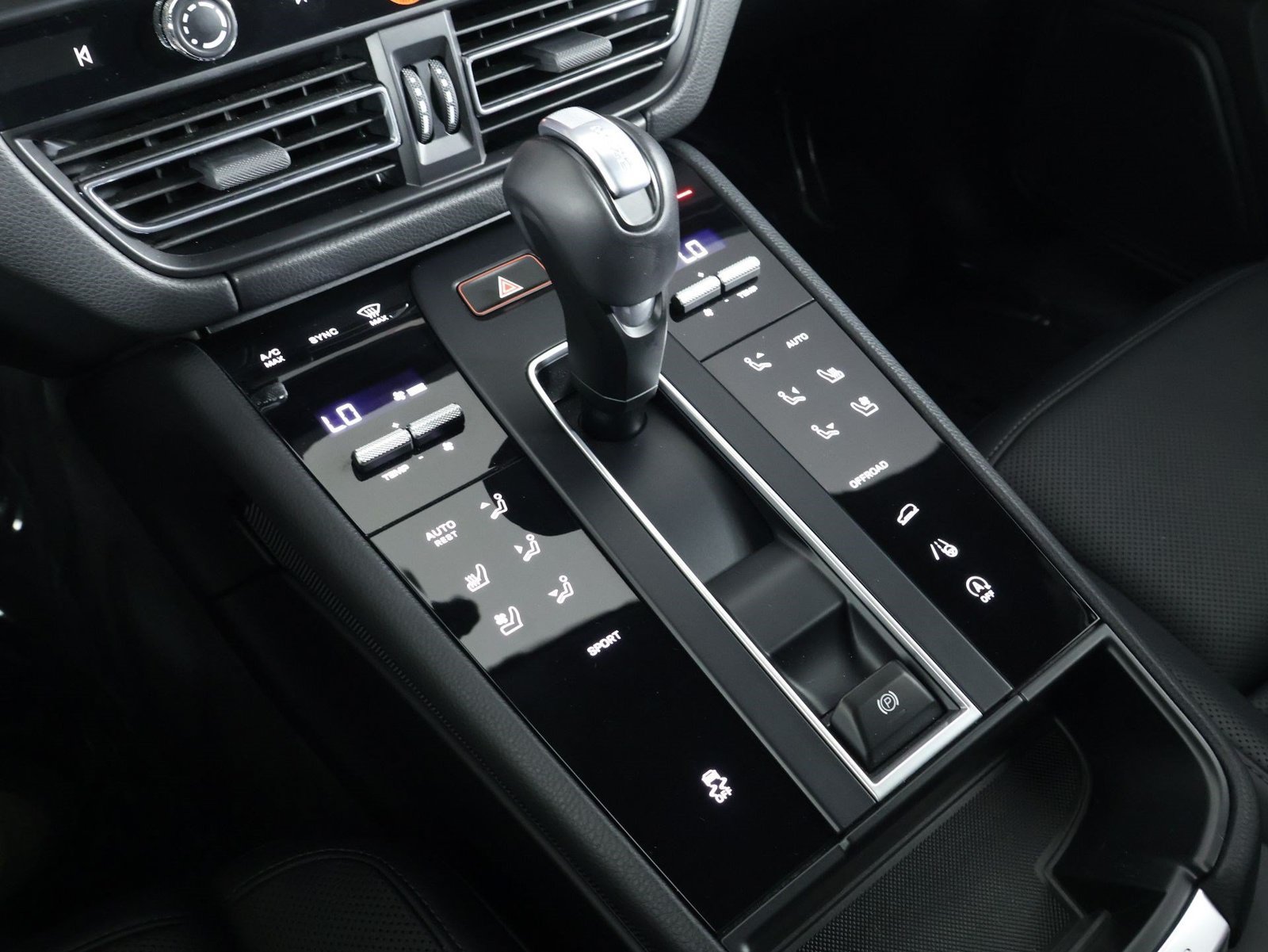 Certified 2026 Porsche Macan AWD/4WD image 18