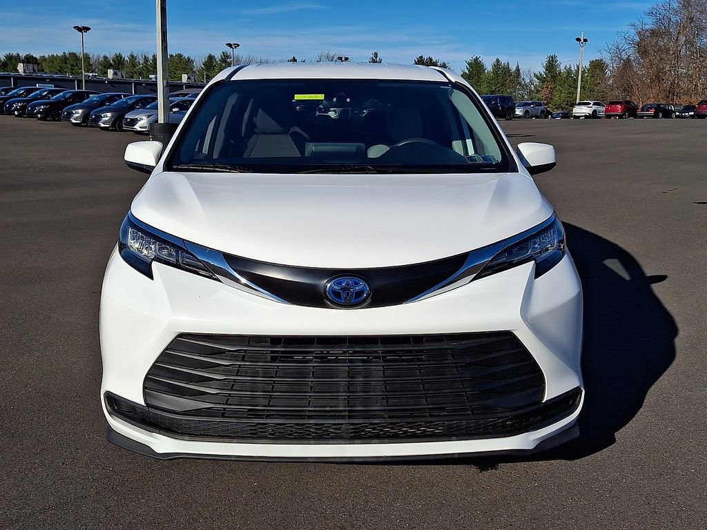 Used 2023 Toyota Sienna LE image 2