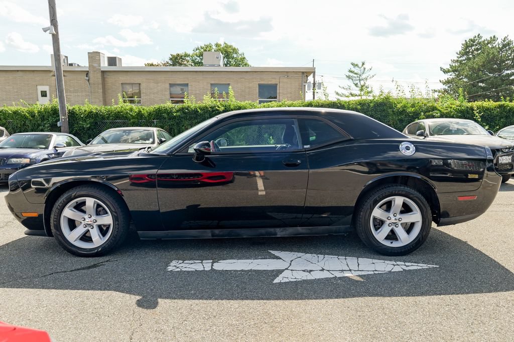 Used 2013 Dodge Challenger SXT RWD image 4