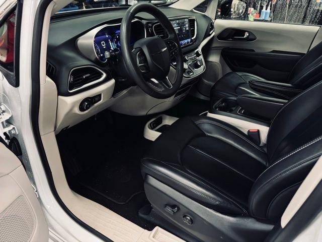 Used 2024 Chrysler Pacifica Touring-L image 19