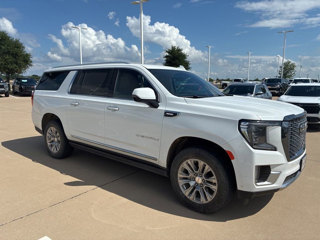 Used 2024 GMC Yukon XL Denali w/ Advanced Technology Package AWD/4WD image 4