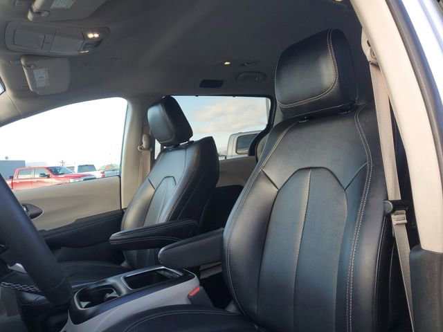 Used 2024 Chrysler Pacifica Touring-L image 12
