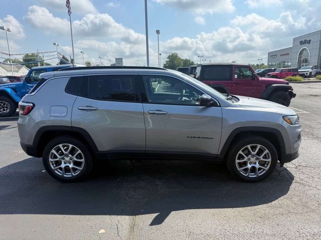Used 2024 Jeep Compass Latitude AWD/4WD image 2