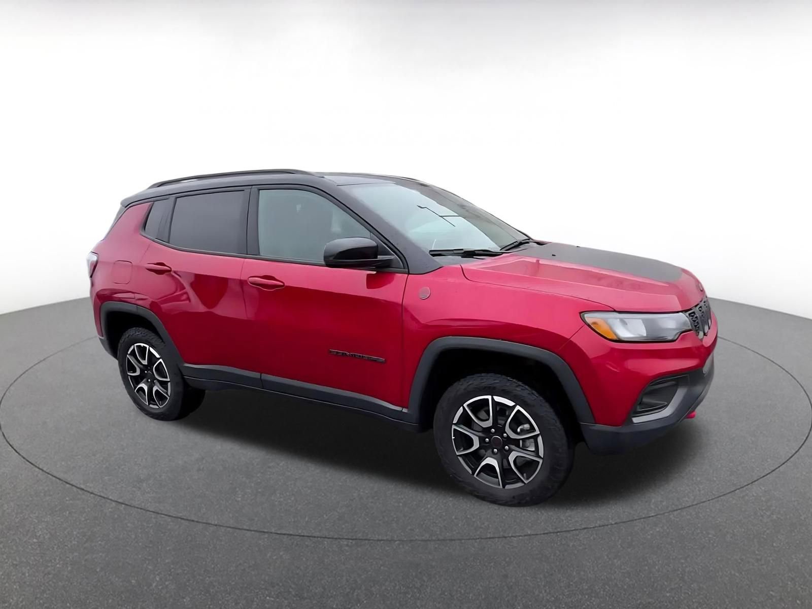 Used 2025 Jeep Compass Trailhawk AWD/4WD image 2