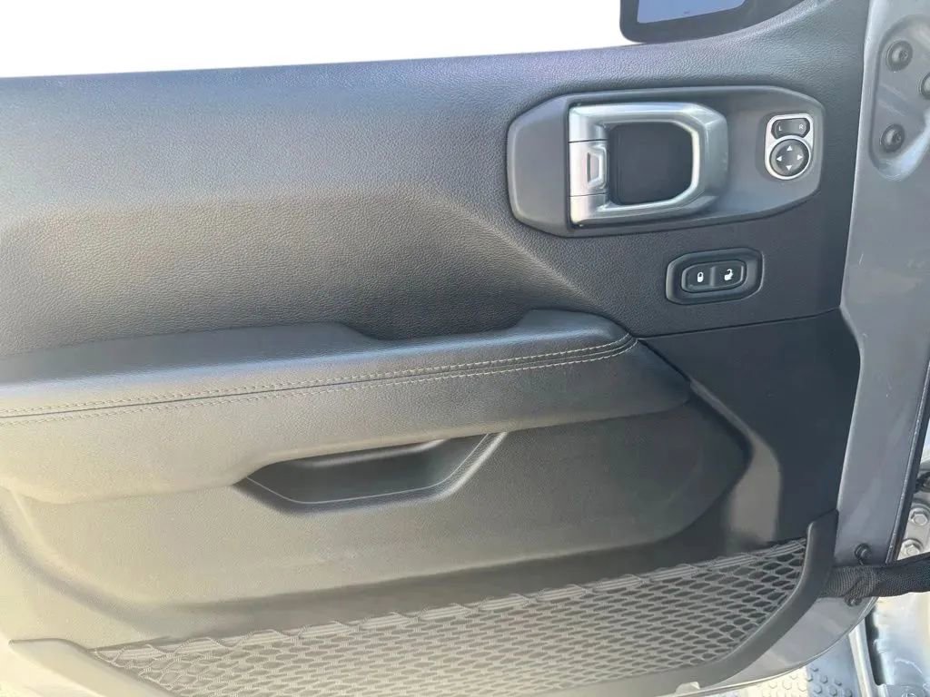 Used 2020 Jeep Wrangler Unlimited Sahara AWD/4WD image 11
