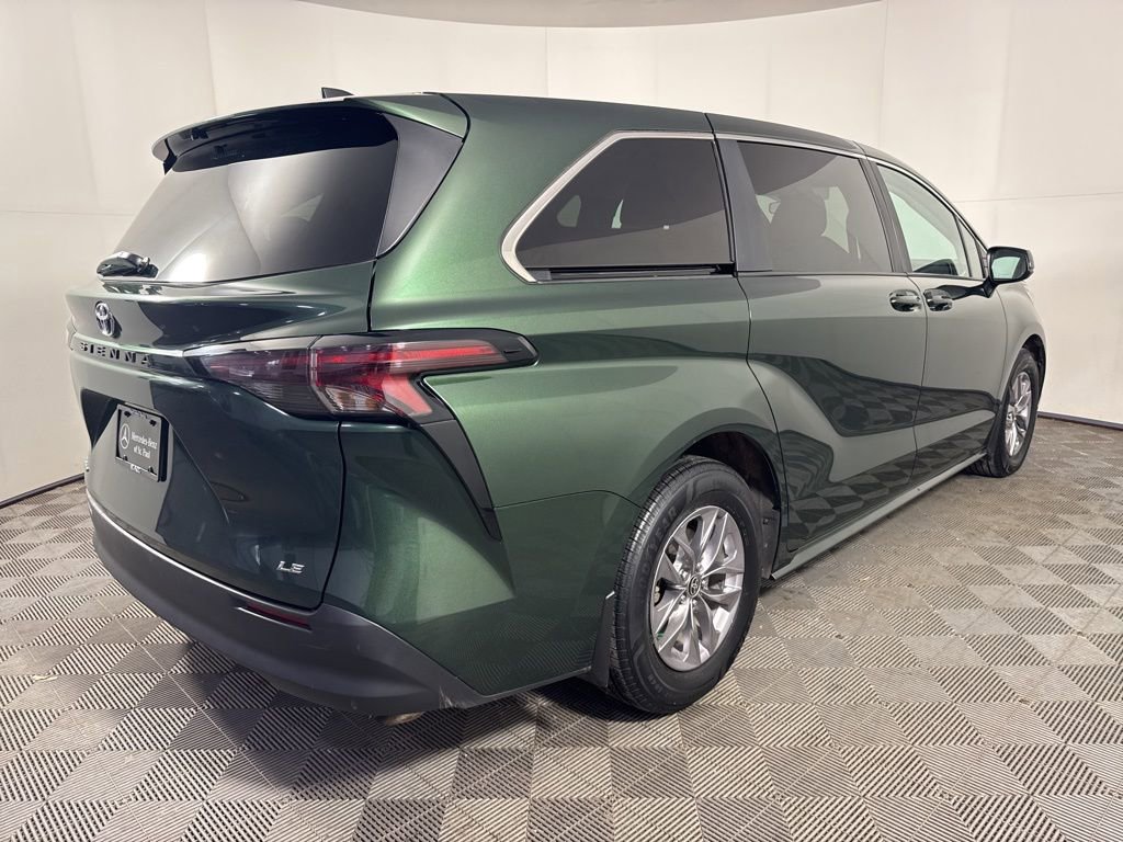 Used 2025 Toyota Sienna LE image 6