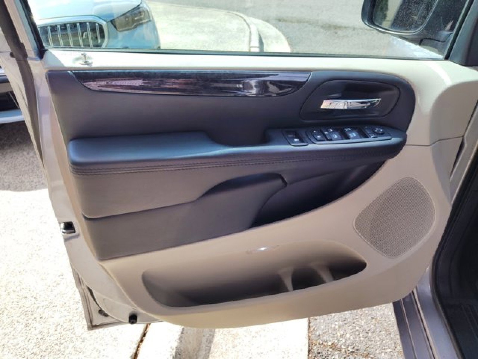 Used 2018 Dodge Grand Caravan SE w/ UConnect Hands-Free Group FWD image 19