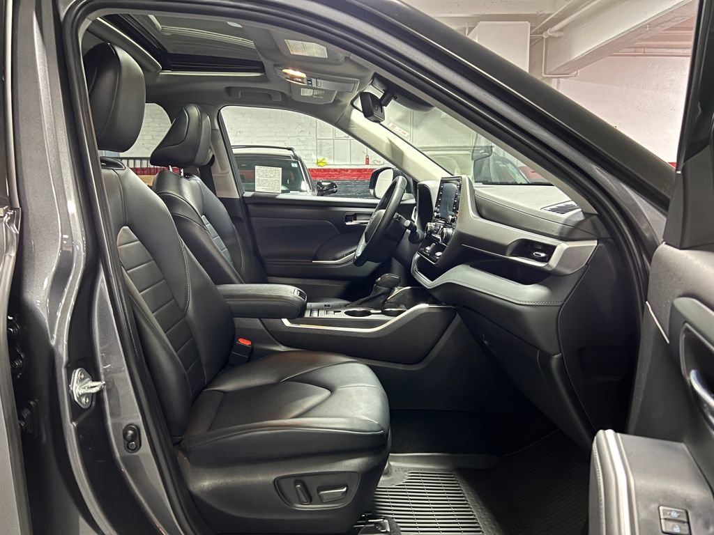 Certified 2022 Toyota Highlander XLE image 23