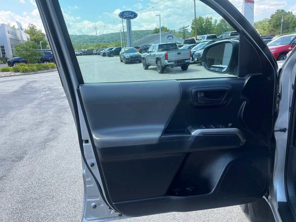 Used 2020 Toyota Tacoma SR5 AWD/4WD image 6