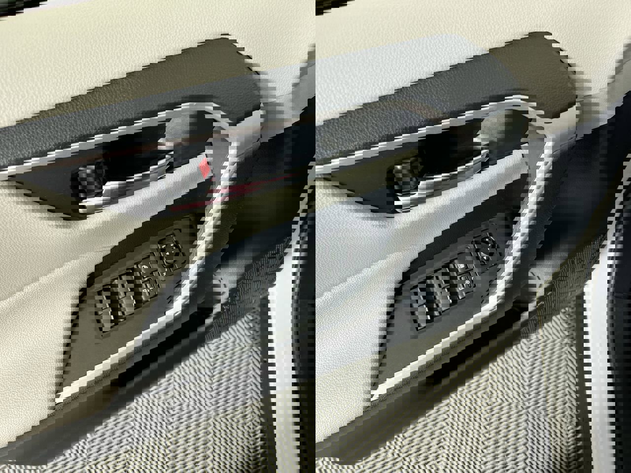 Used 2019 Toyota RAV4 XLE Premium image 13