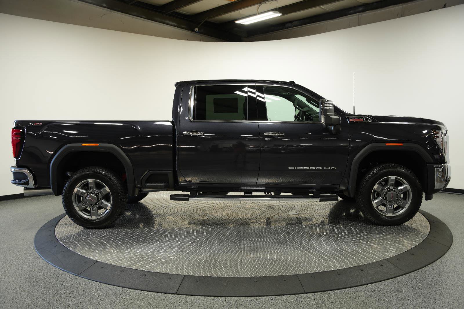 New 2025 GMC Sierra 2500 SLT w/ SLT Premium Package image 9