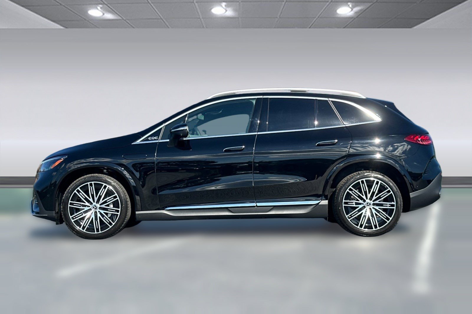 New 2026 Mercedes-Benz EQE 320 4MATIC SUV image 2