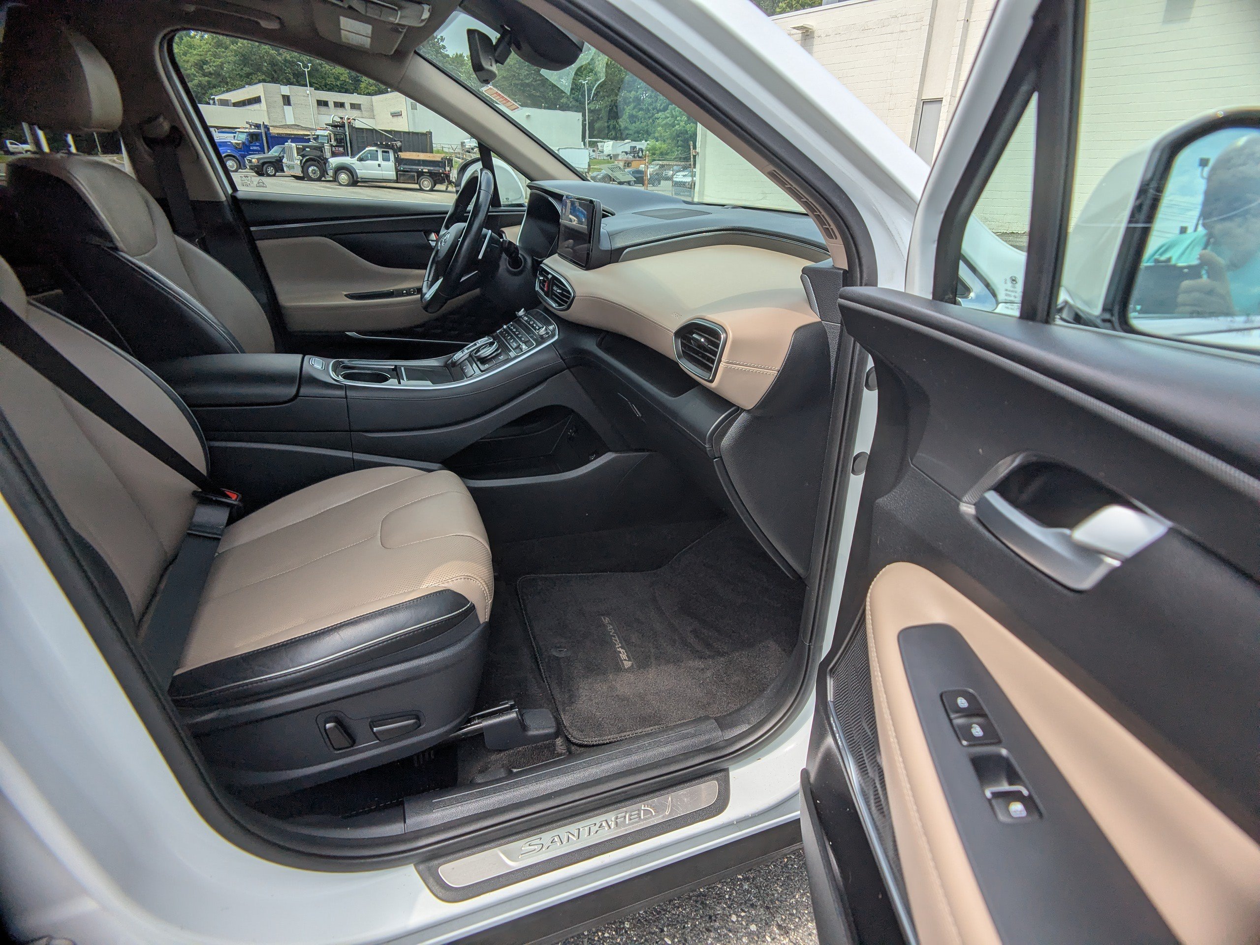 Used 2021 Hyundai Santa Fe SEL w/ Convenience + Premium Package AWD/4WD image 12