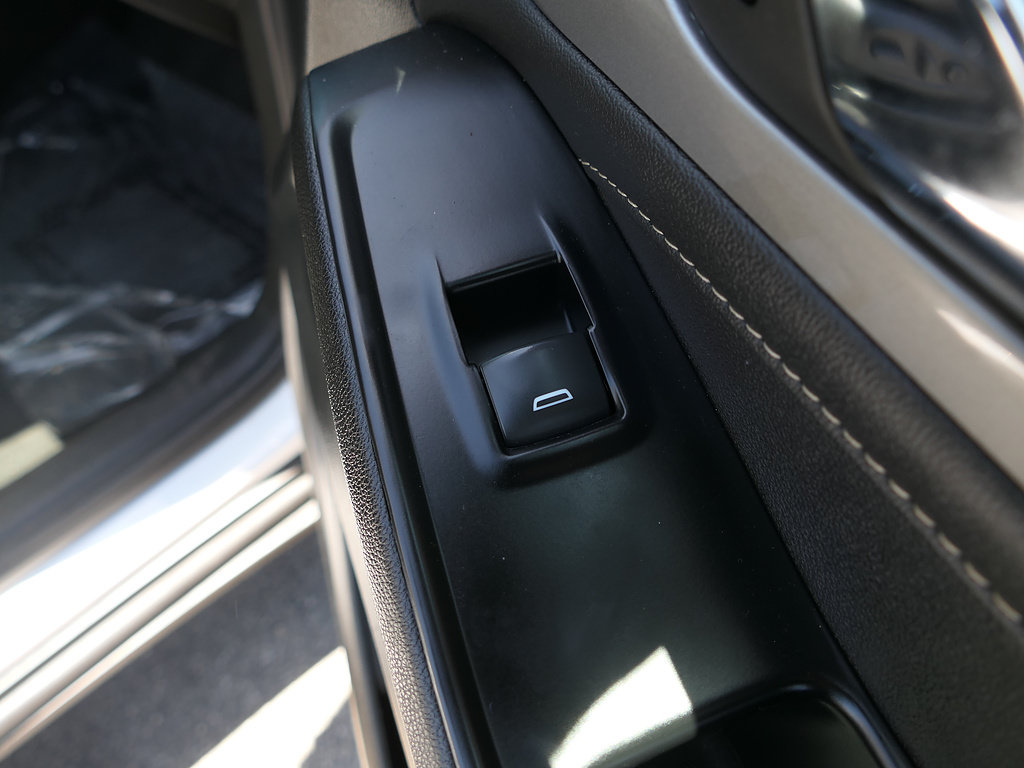 Used 2023 Chevrolet Traverse LT FWD image 25