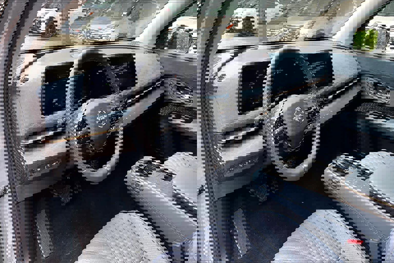 Used 2025 Nissan Ariya Platinum image 17