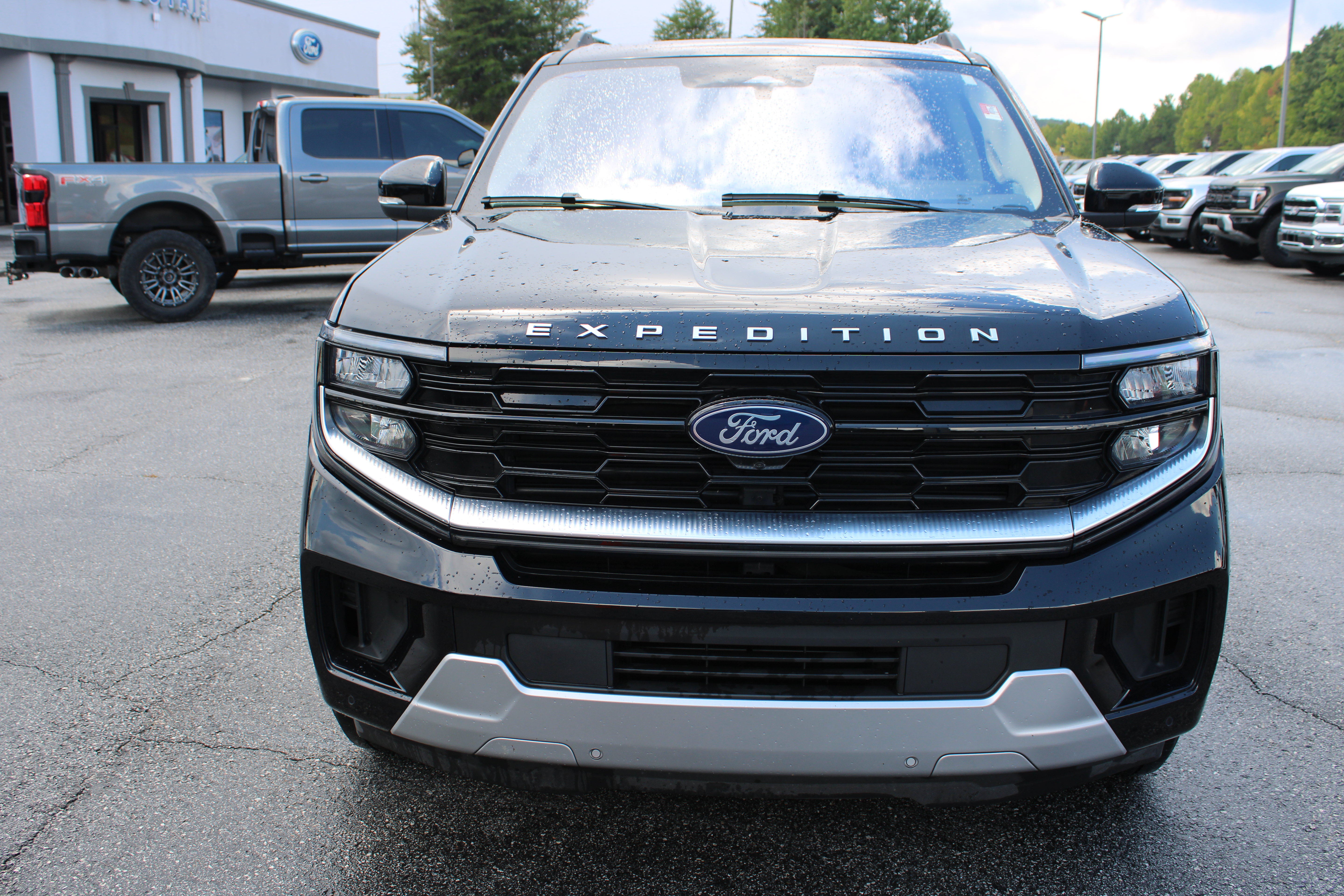Used 2025 Ford Expedition Platinum AWD/4WD image 3