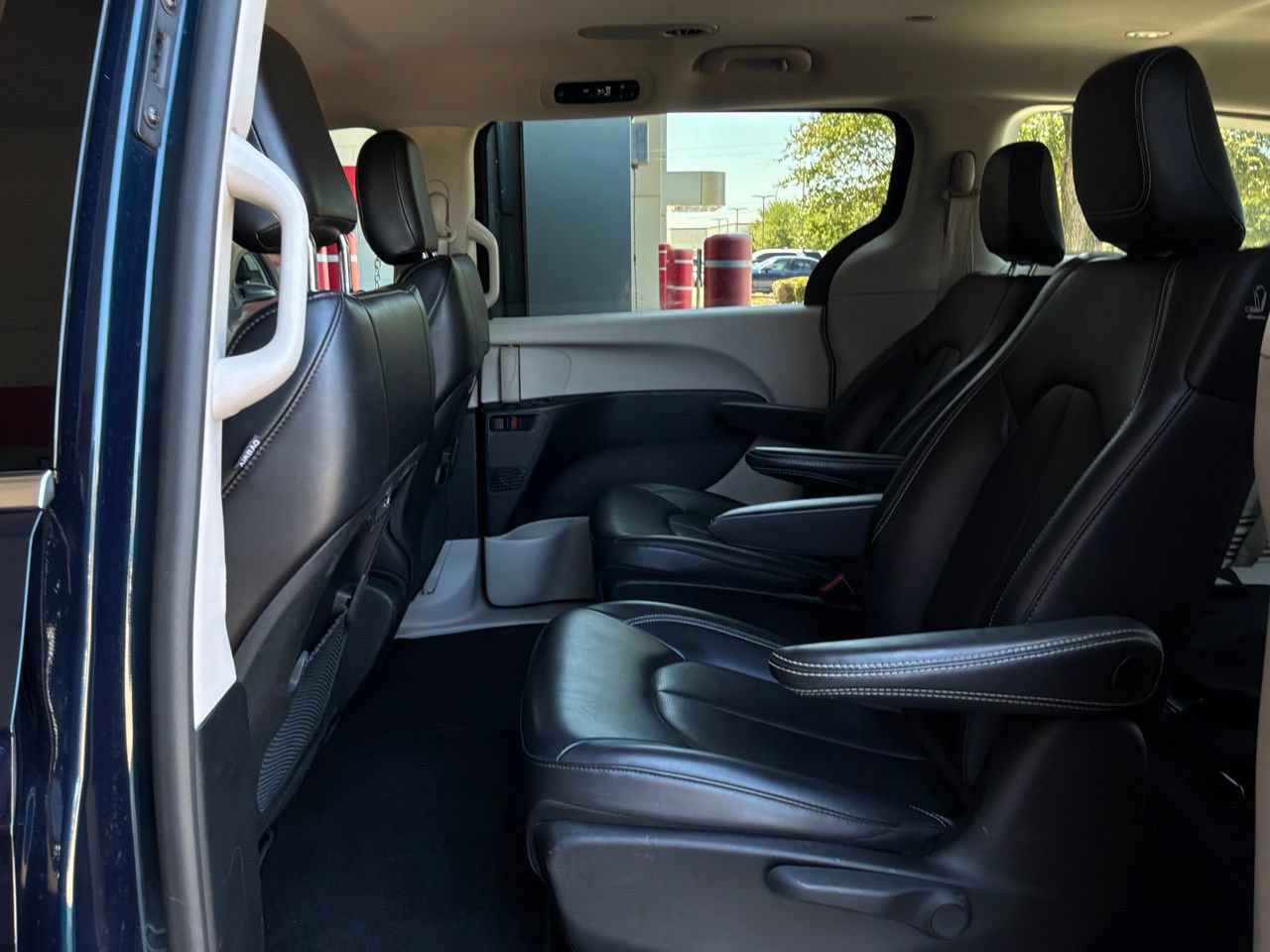 Used 2023 Chrysler Pacifica Touring-L FWD image 12
