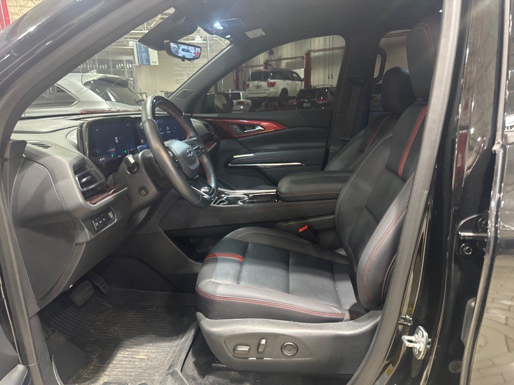 Used 2025 Chevrolet Traverse RS FWD image 41