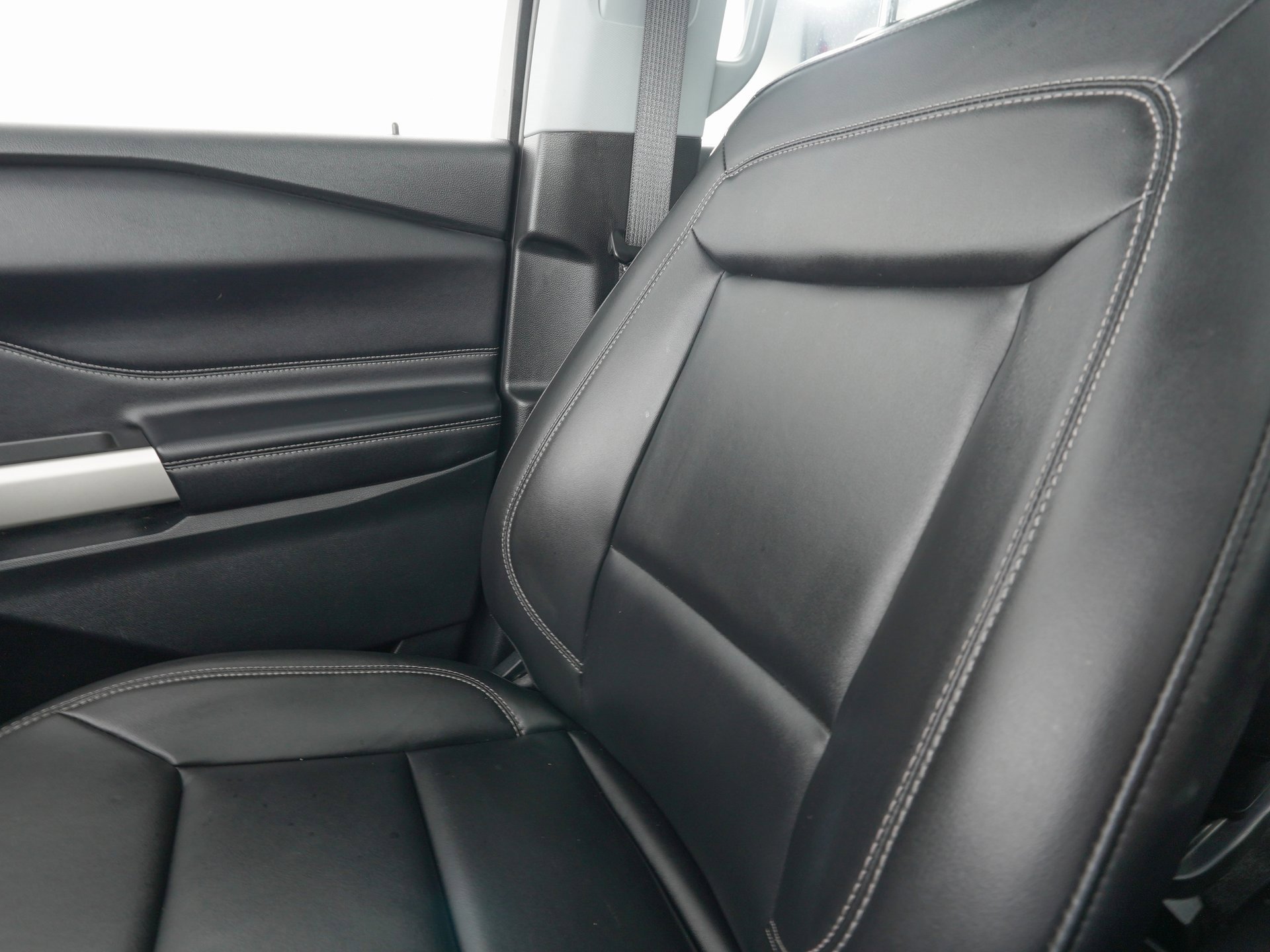 Used 2022 Ford Explorer XLT w/ Equipment Group 202A image 28